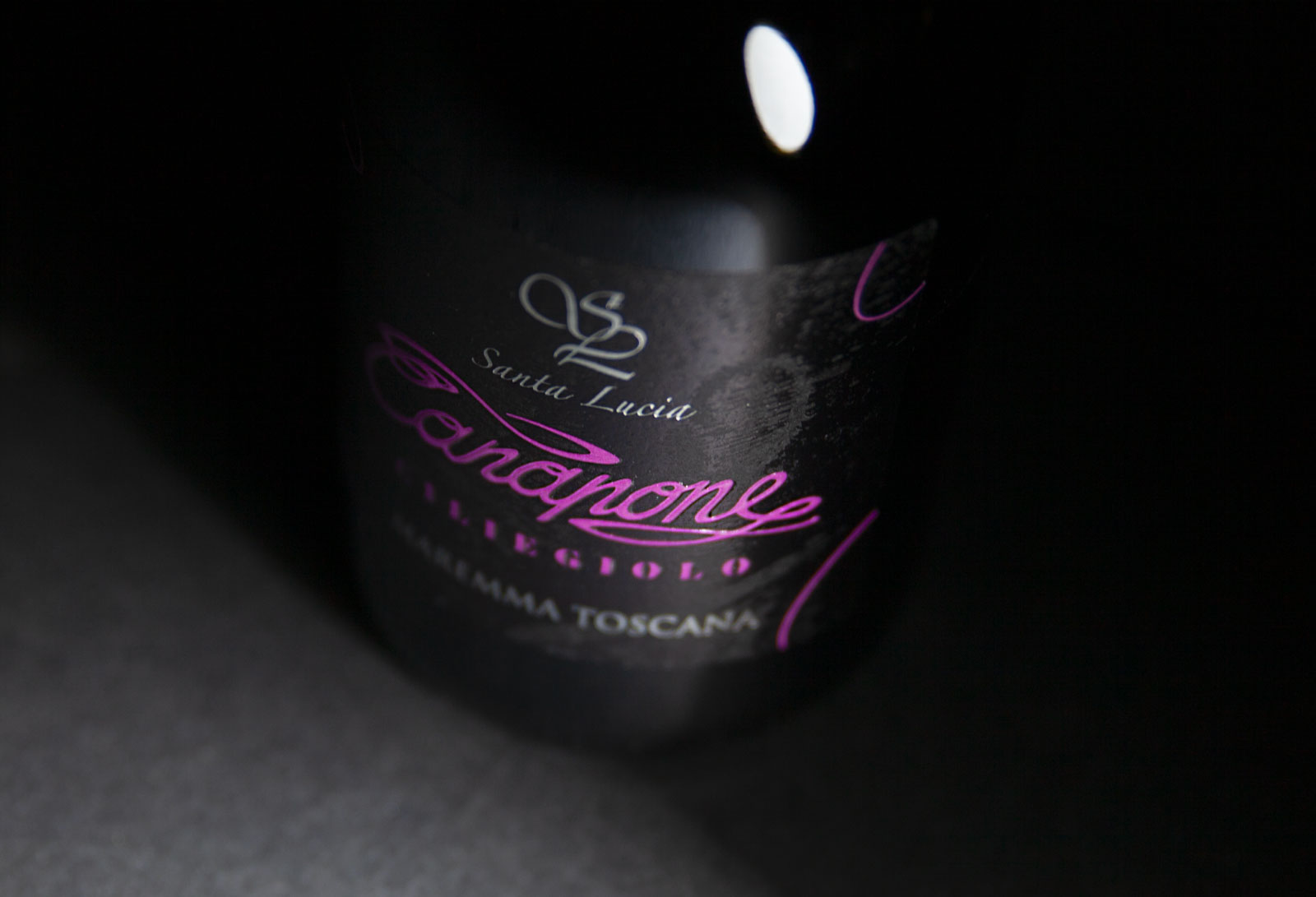 foto etichetta Canapone vino Cantina Santa Lucia con vista in penombra