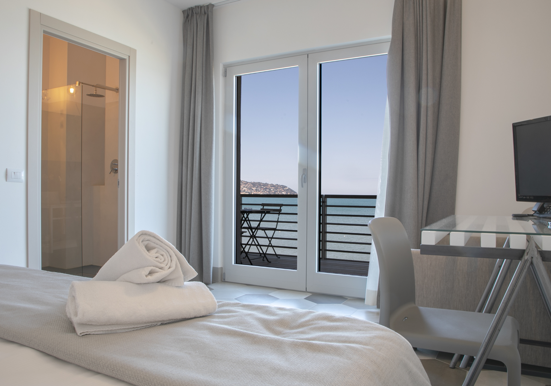 interno camera hotel Villa Ambra, con letto e vista della finestra