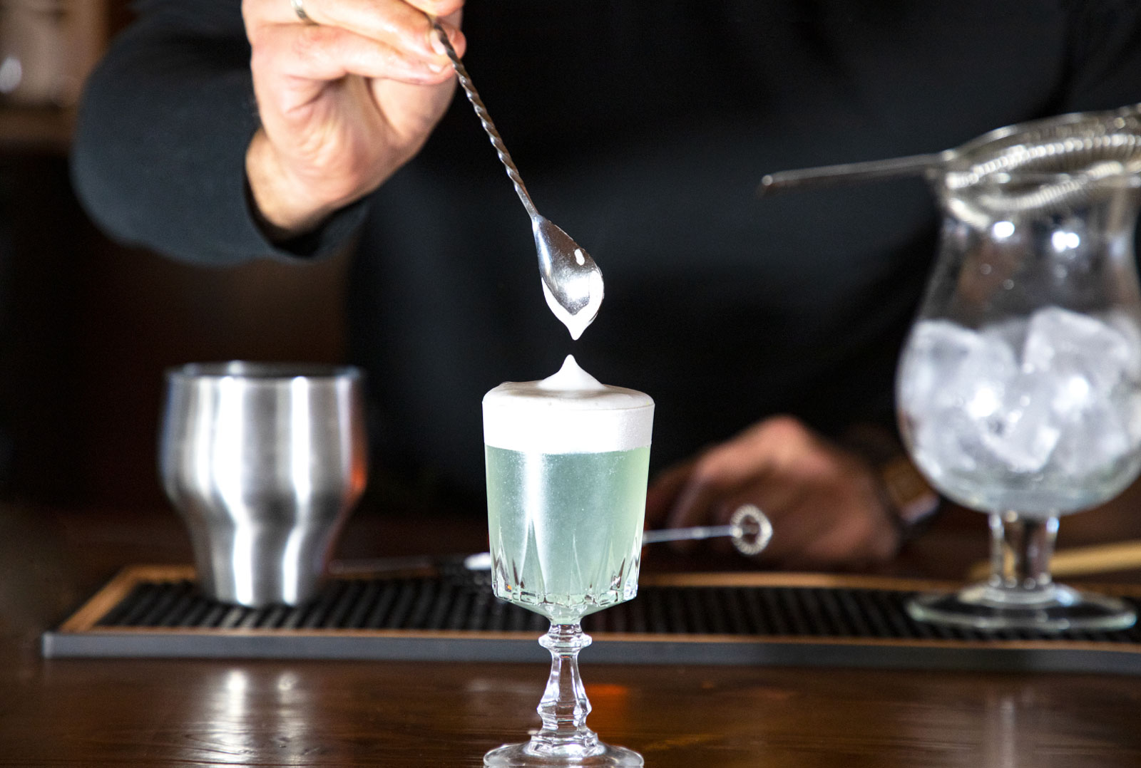 cocktail preparato con gin Argintario e servito da bartender